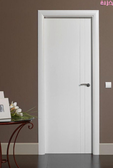 باب غرفة باللون الابيض
