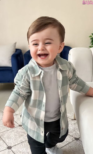 صورة طفل جميل بيضحك