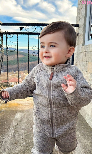 صورة طفل جميل بعيون ملونة