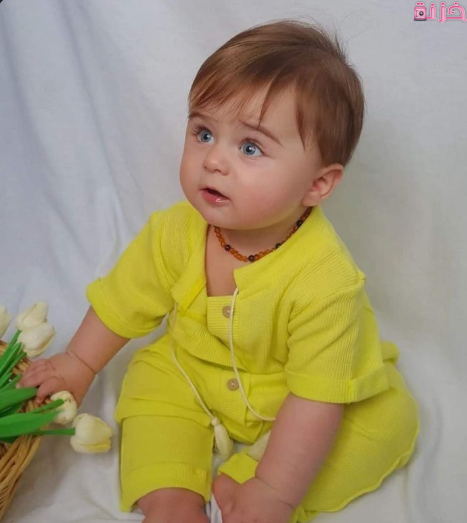 خلفية طفل رائعة باللون الاصفر