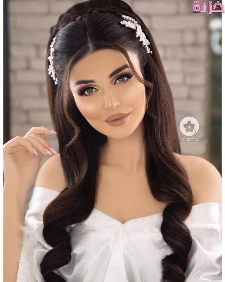 تسريحات مع تاج ناعم